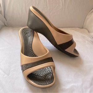 Crocs Women’s Sassari Wedge Heel Slide Size 9 Tan/Brown